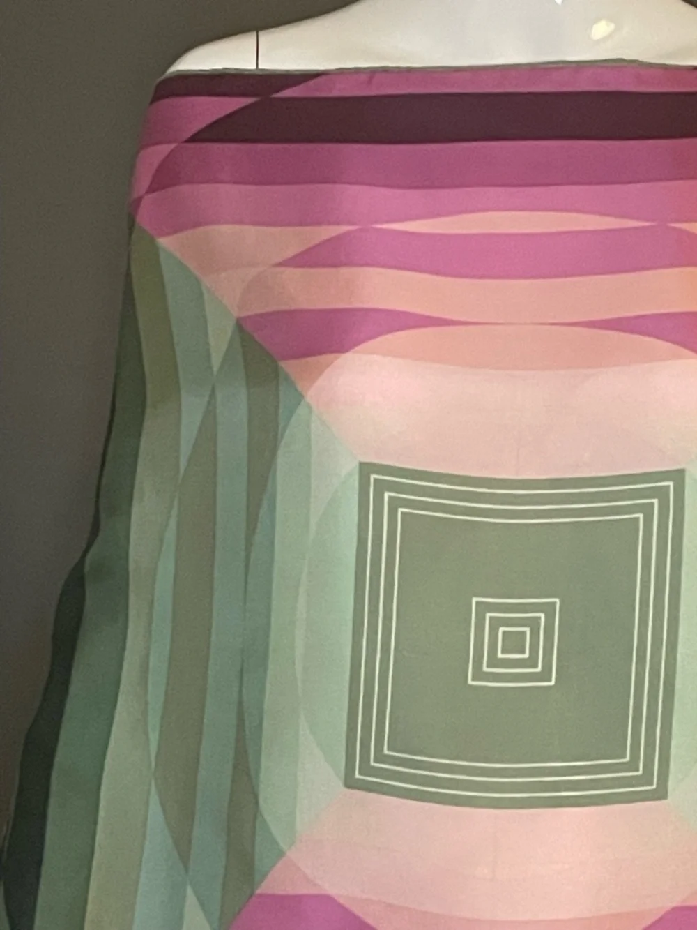 Gorg Vintage Echo Silk Scarf Pinks Greens 22 In Very Good Condition - Picture 5 of 9
